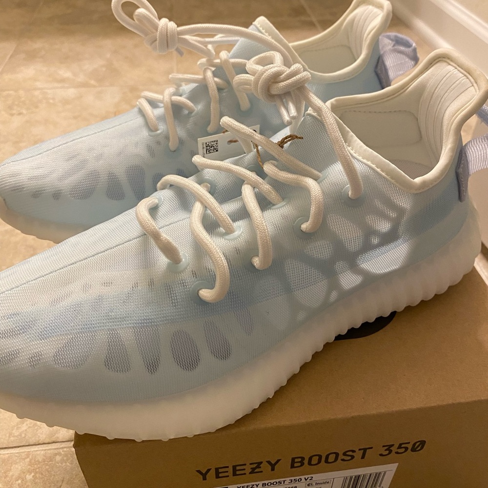 Yeezy Boost 350 V2 Monice NWT size 8.5 men / 10 women